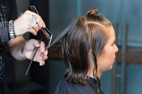 Point Cut Haare schneiden mit Maschine Frau