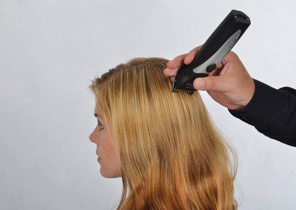 slice cut haare schneiden mit maschine frau