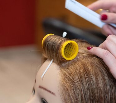 Leichter Aufwärtstrend bei Friseur-Azubizahlen